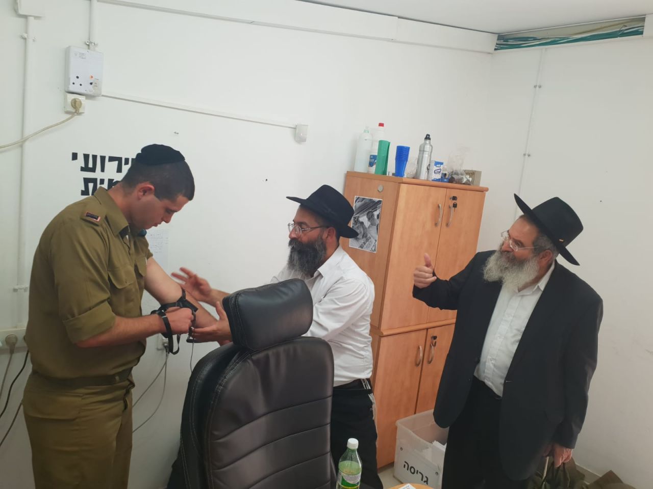 קרית גת: השלוחים במבצע שופר וחלוקת ערכות דבש למאות חיילי צה"ל